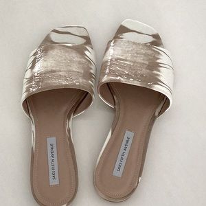 Saks Fifth Avenue. New. TieDye Almd. Patent leather.